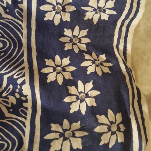 Cute summer top with sparkles. - Picture 2 of 2